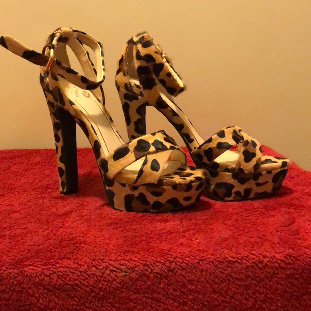 Gorgeous leopard stilettos!
